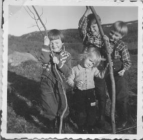 07 Elin Rask, Wenche Hallonen, Steinar Rask. Bak trur æ e Odd Hallonen.Ska få Elin ti å skjekke!